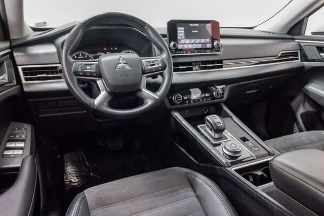 Used 2023 Mitsubishi Outlander SE Black Edition FWD image 6