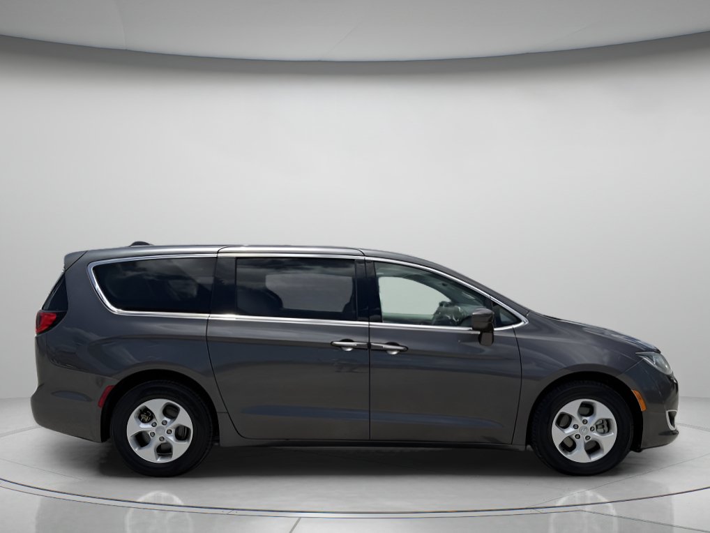 Used 2017 Chrysler Pacifica Touring Plus FWD image 2