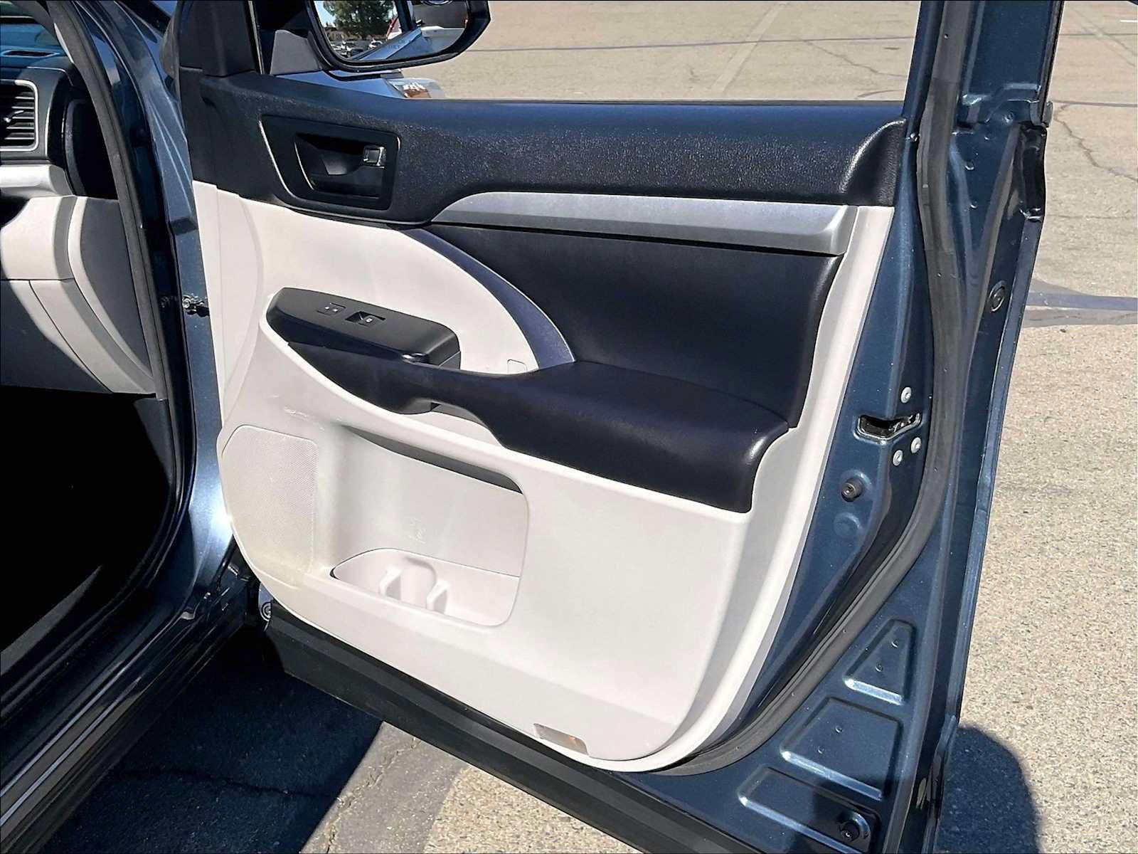 Used 2018 Toyota Highlander Plus w/ Carpet Mat Package (TMS) FWD image 27