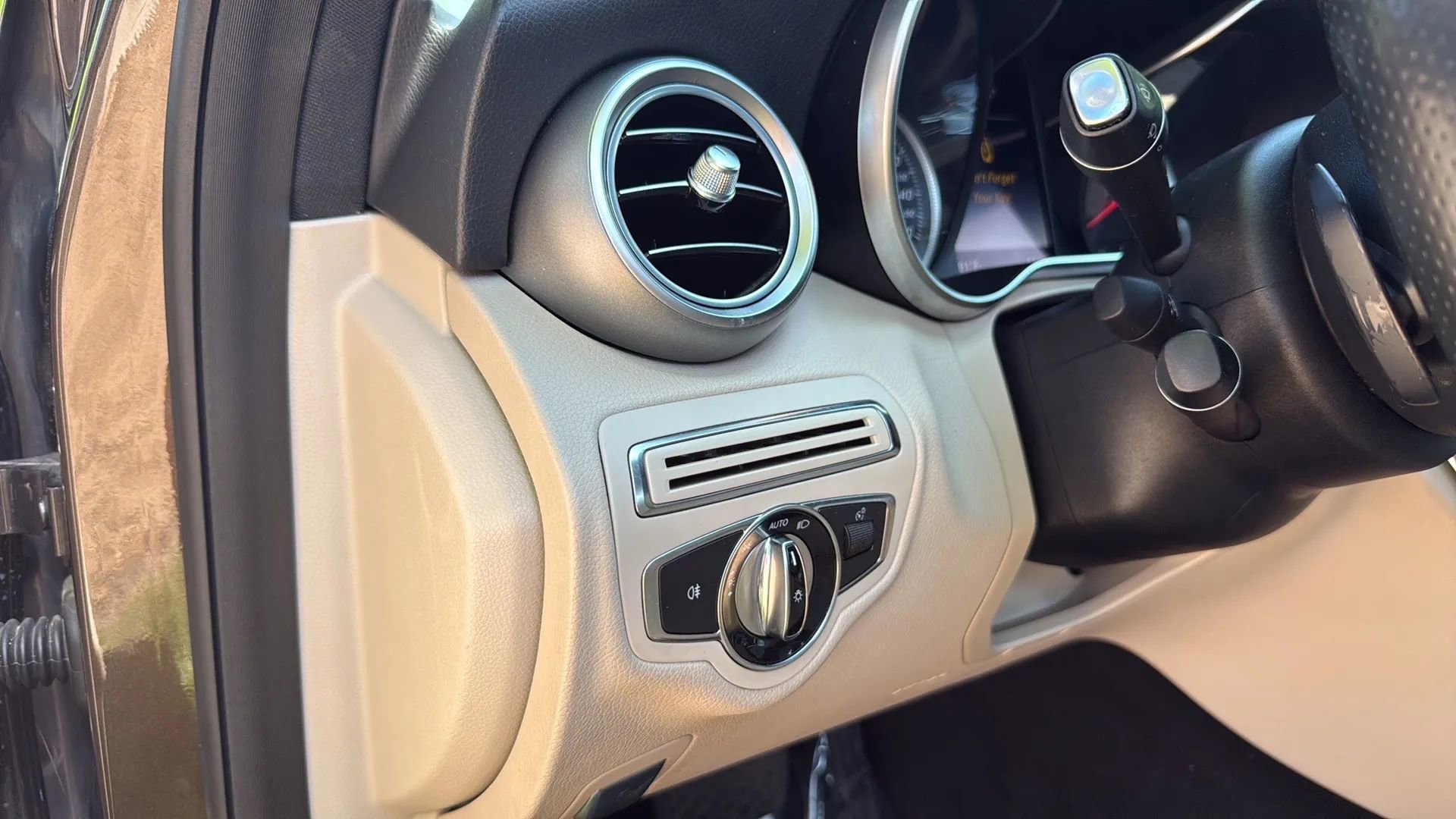 Used 2015 Mercedes-Benz C 300 4MATIC Sedan image 30