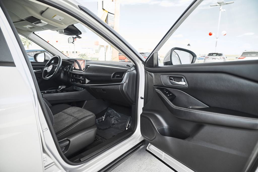 Used 2024 Nissan Rogue SV FWD image 10