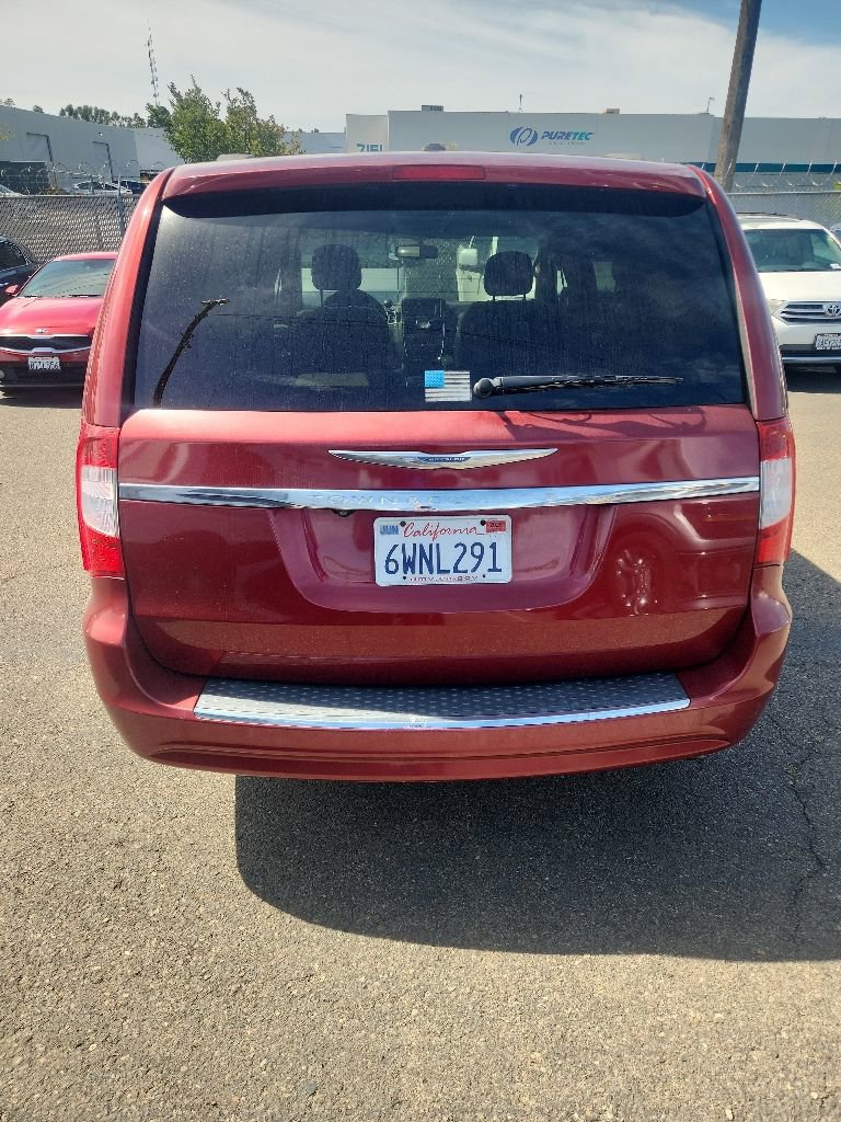 Used 2012 Chrysler Town & Country Touring w/ Entertainment Group #1 FWD image 12