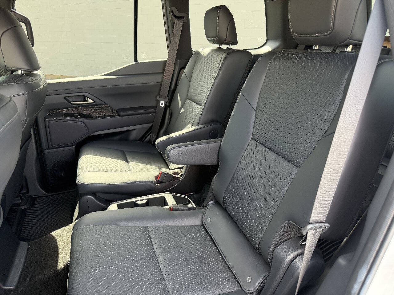 Used 2025 Lexus GX 550 w/ Accessory Package (2T) AWD/4WD image 16