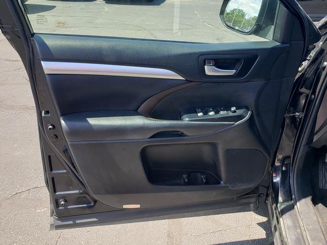 Used 2019 Toyota Highlander XLE AWD/4WD image 13