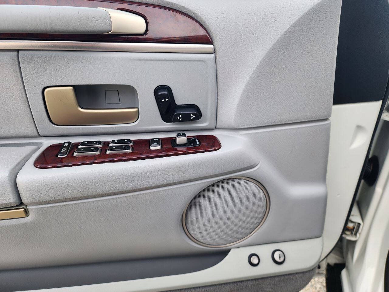 Used 2004 Lincoln Town Car Signature RWD image 33