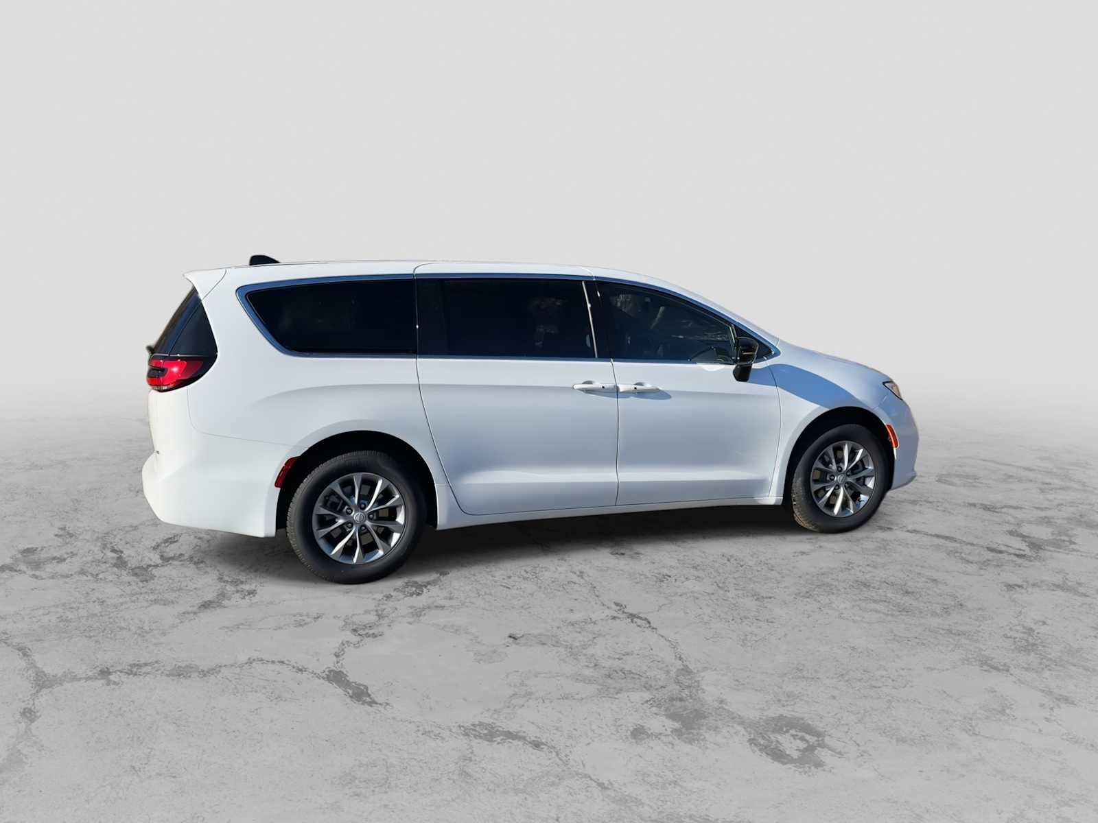 New 2026 Chrysler Pacifica Select image 2