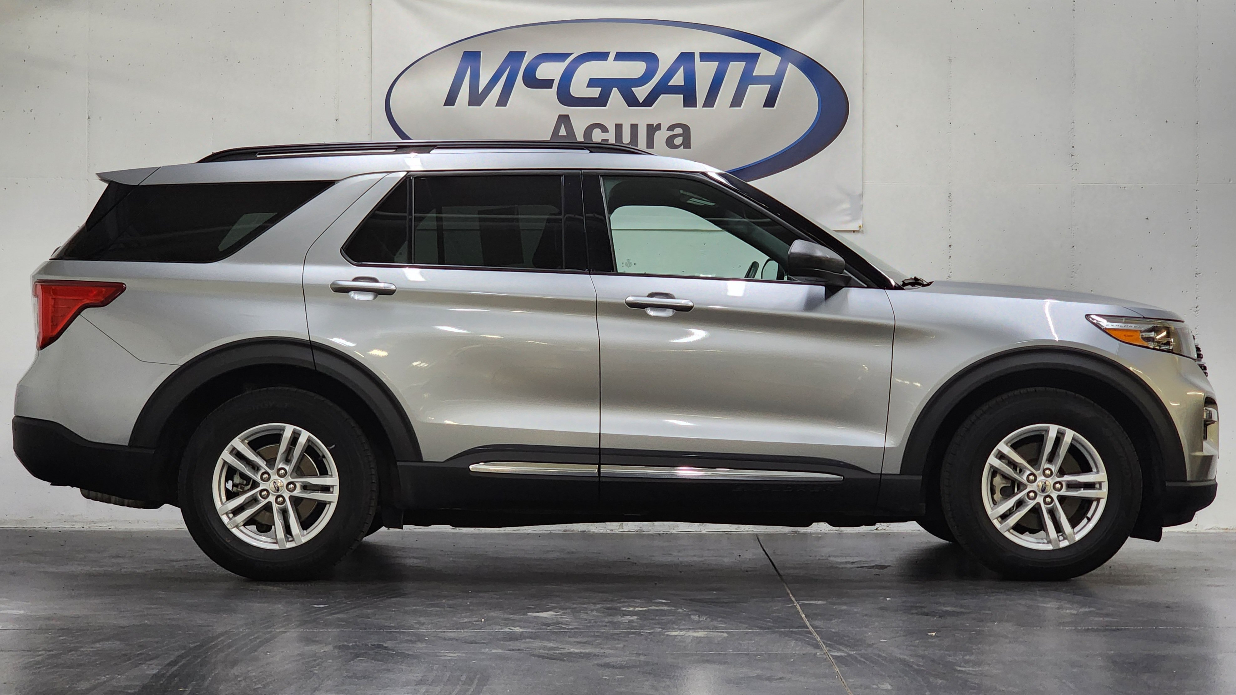 Used 2020 Ford Explorer XLT w/ Equipment Group 202A RWD image 3
