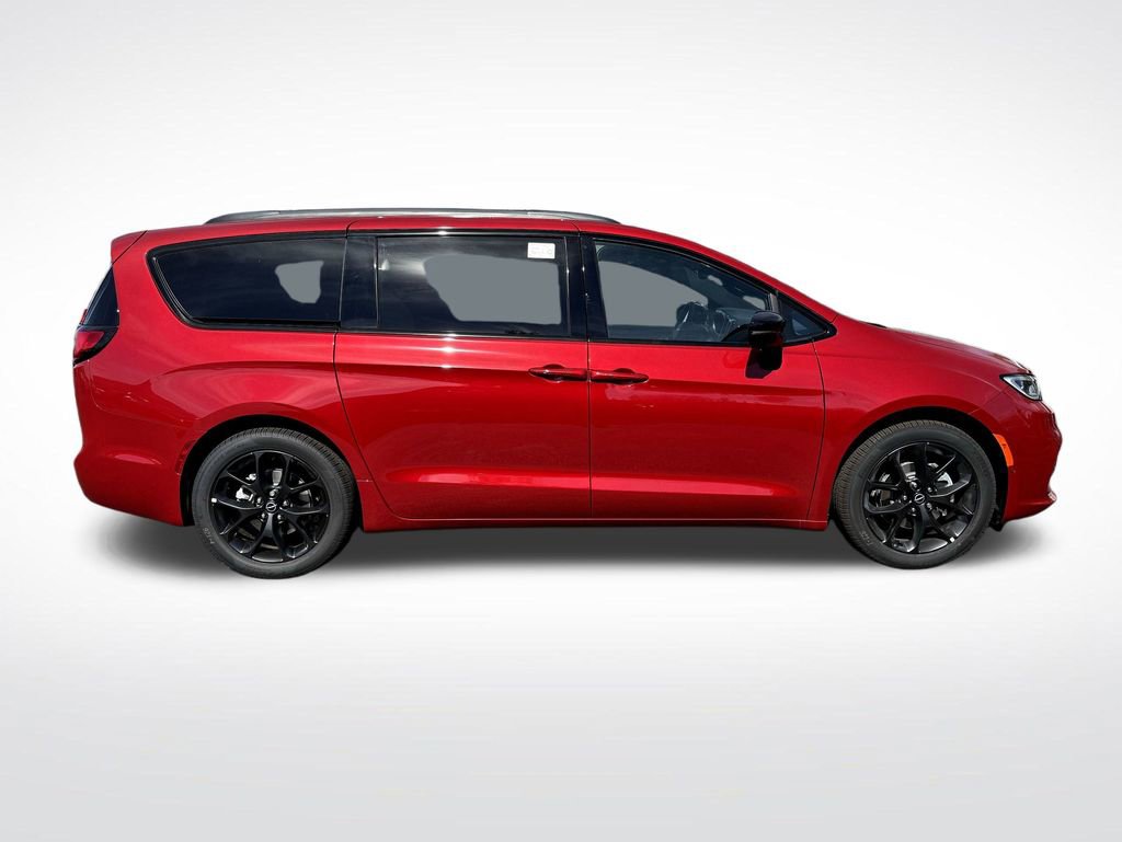 New 2026 Chrysler Pacifica Limited w/ Uconnect Theater Family Group image 10