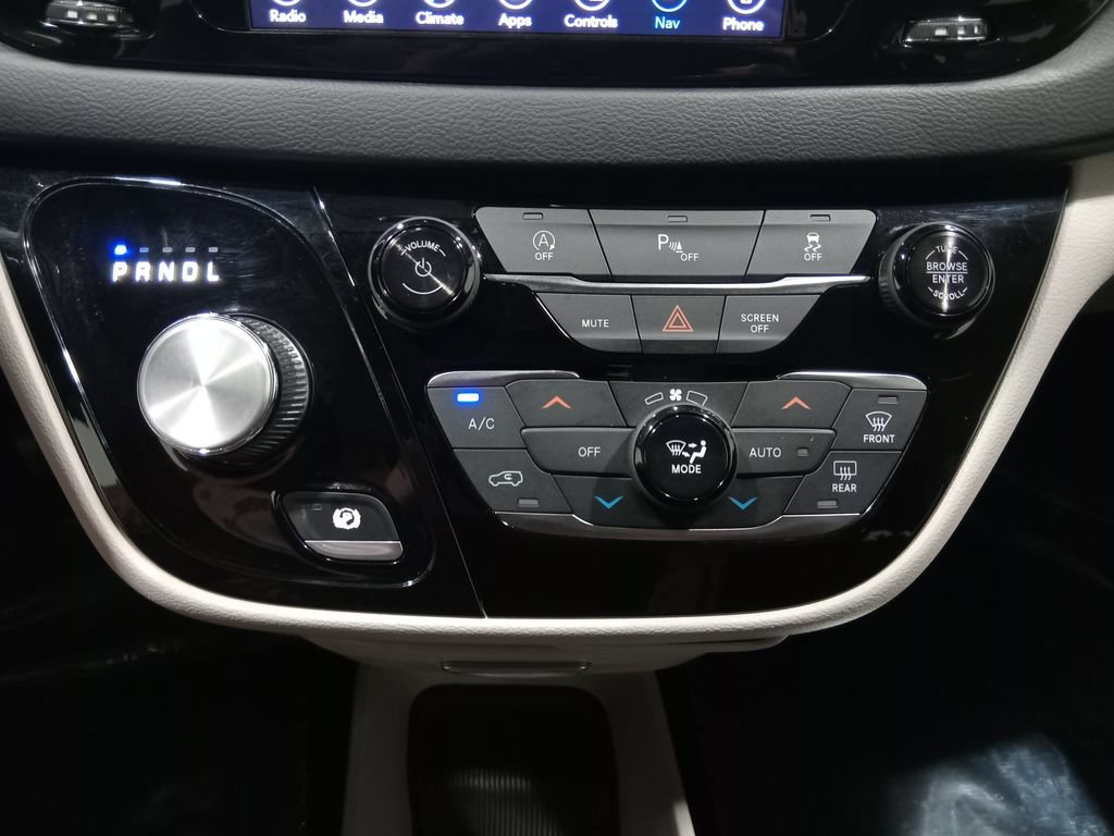 Used 2019 Chrysler Pacifica Touring Plus w/ Tire & Wheel Group FWD image 23