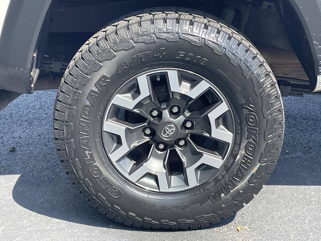 Used 2017 Toyota Tacoma TRD Off-Road w/ Premium & Technology Package AWD/4WD image 9