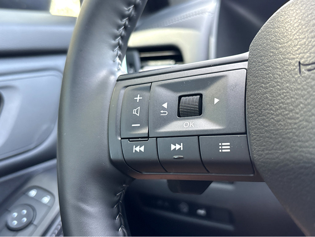 Used 2025 Nissan Rogue SV image 14