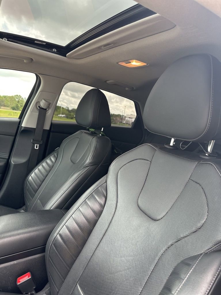 Used 2022 Hyundai Elantra Limited w/ Cargo Package image 11