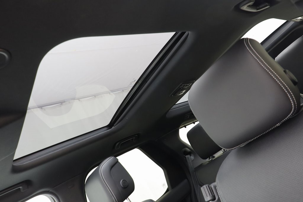 Certified 2025 Land Rover Discovery S image 15