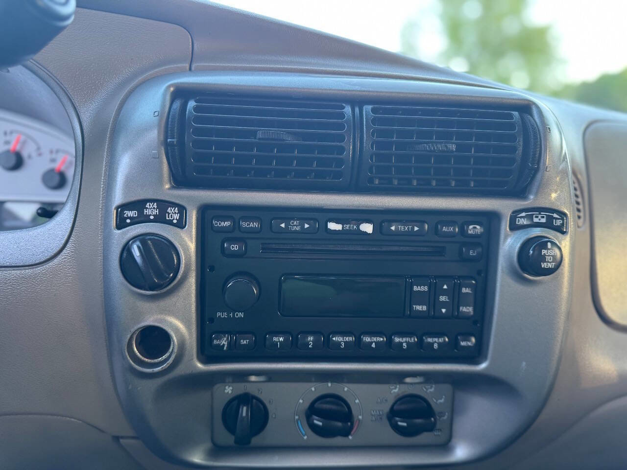 Used 2005 Ford Explorer Sport Trac XLT AWD/4WD image 16