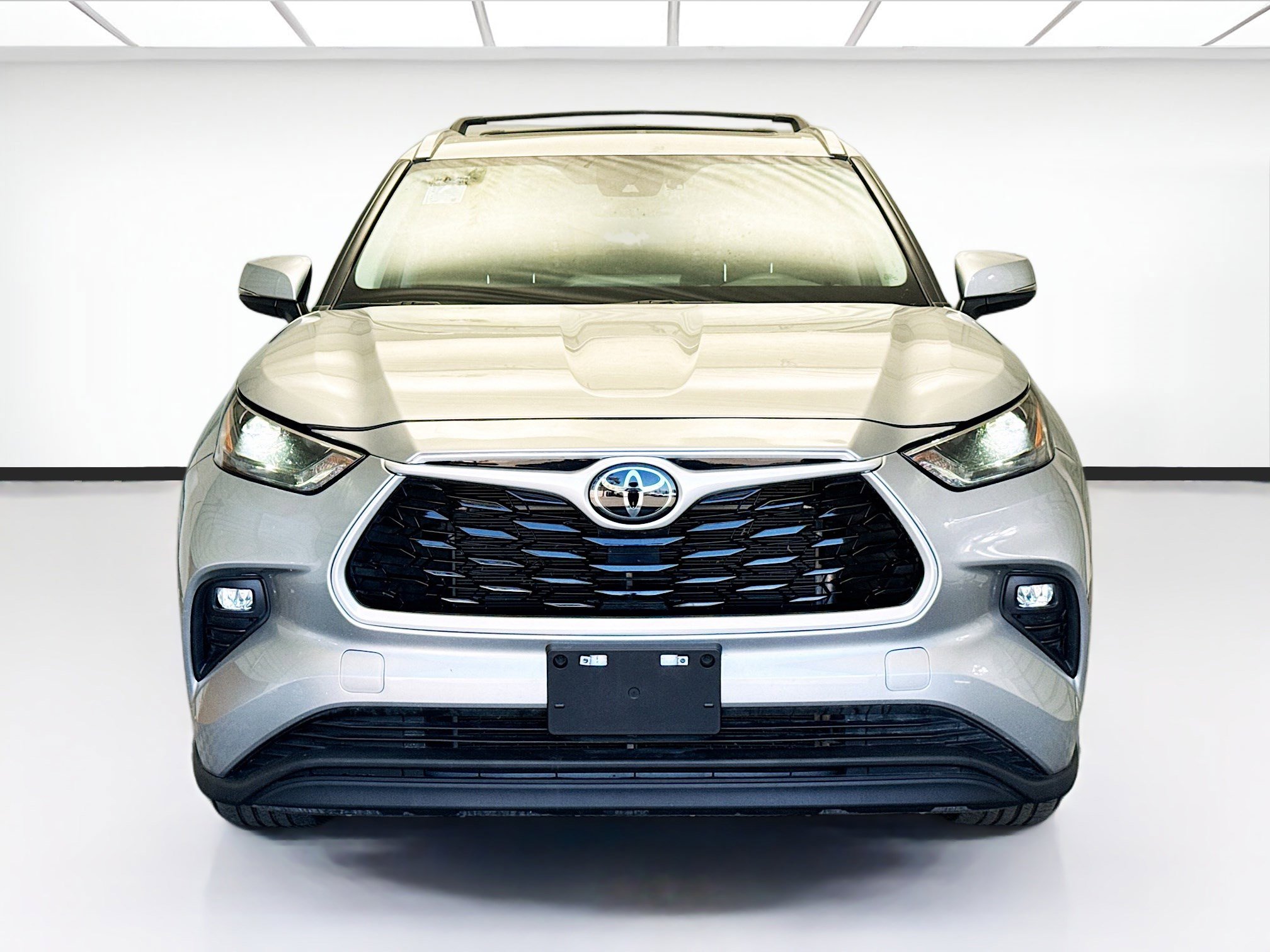 Used 2024 Toyota Highlander XLE image 2