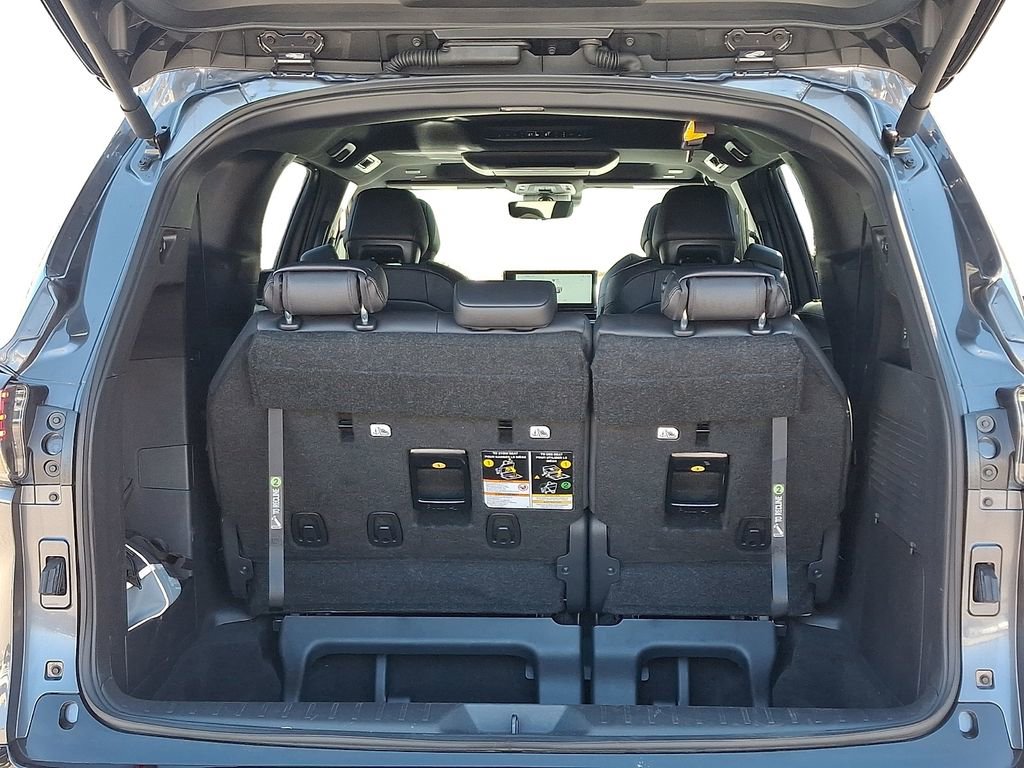 Used 2025 Toyota Sienna Platinum image 28