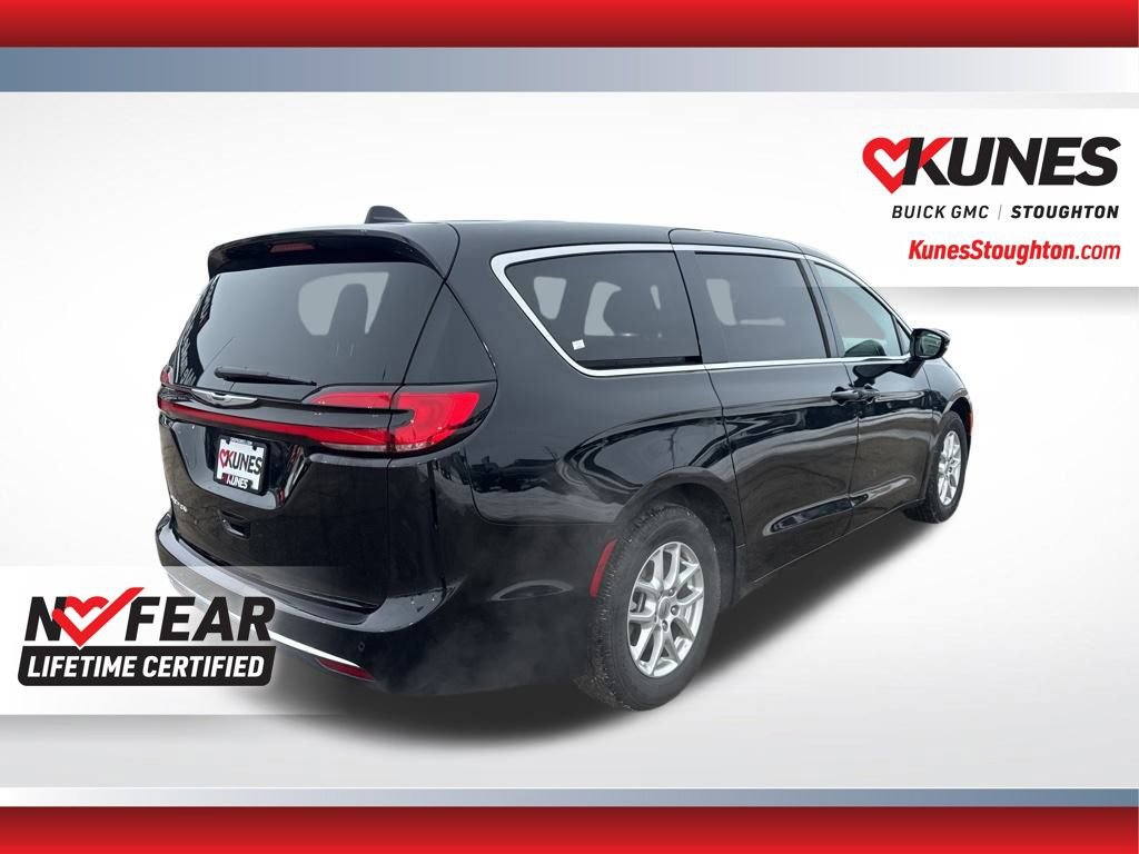 Used 2025 Chrysler Pacifica Select image 11