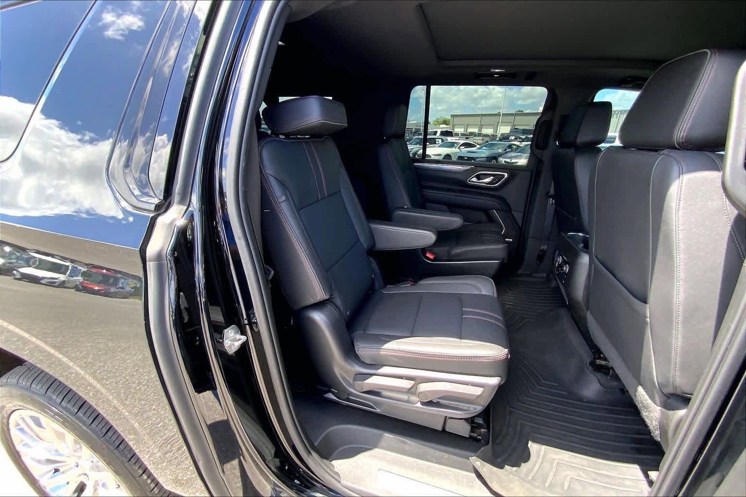 Used 2023 Chevrolet Suburban RST w/ Luxury Package image 19