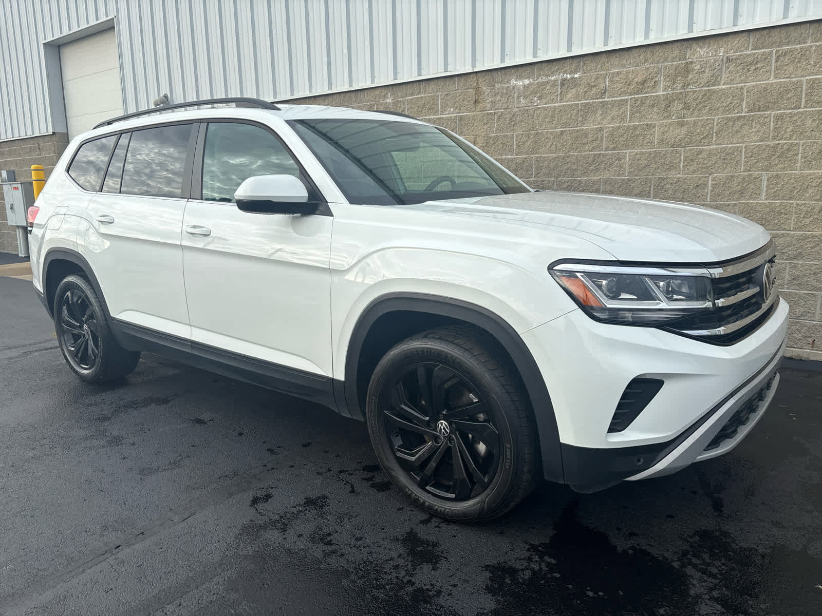 Used 2023 Volkswagen Atlas SE image 2