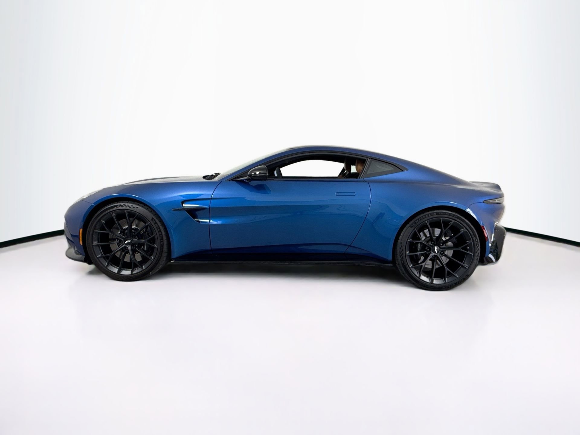Used 2025 Aston Martin V8 Vantage Coupe image 4