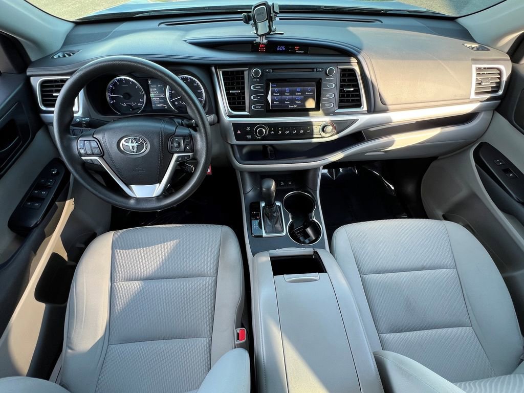 Used 2018 Toyota Highlander LE AWD/4WD image 17