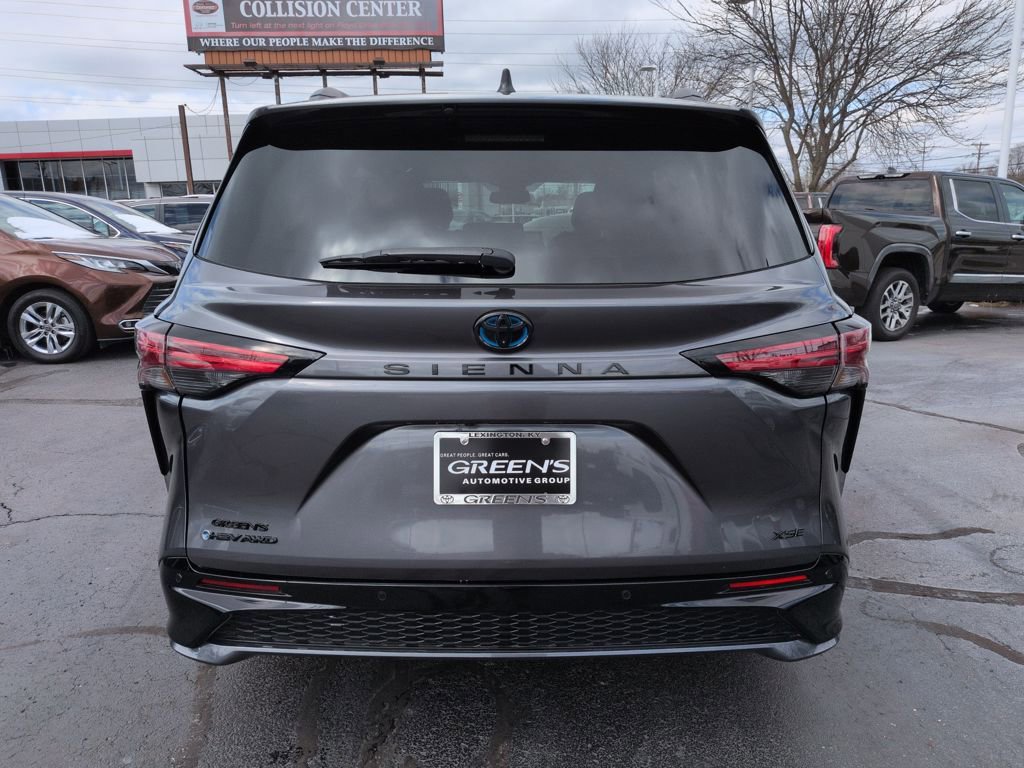 Used 2025 Toyota Sienna XSE w/ XSE Plus Package image 4