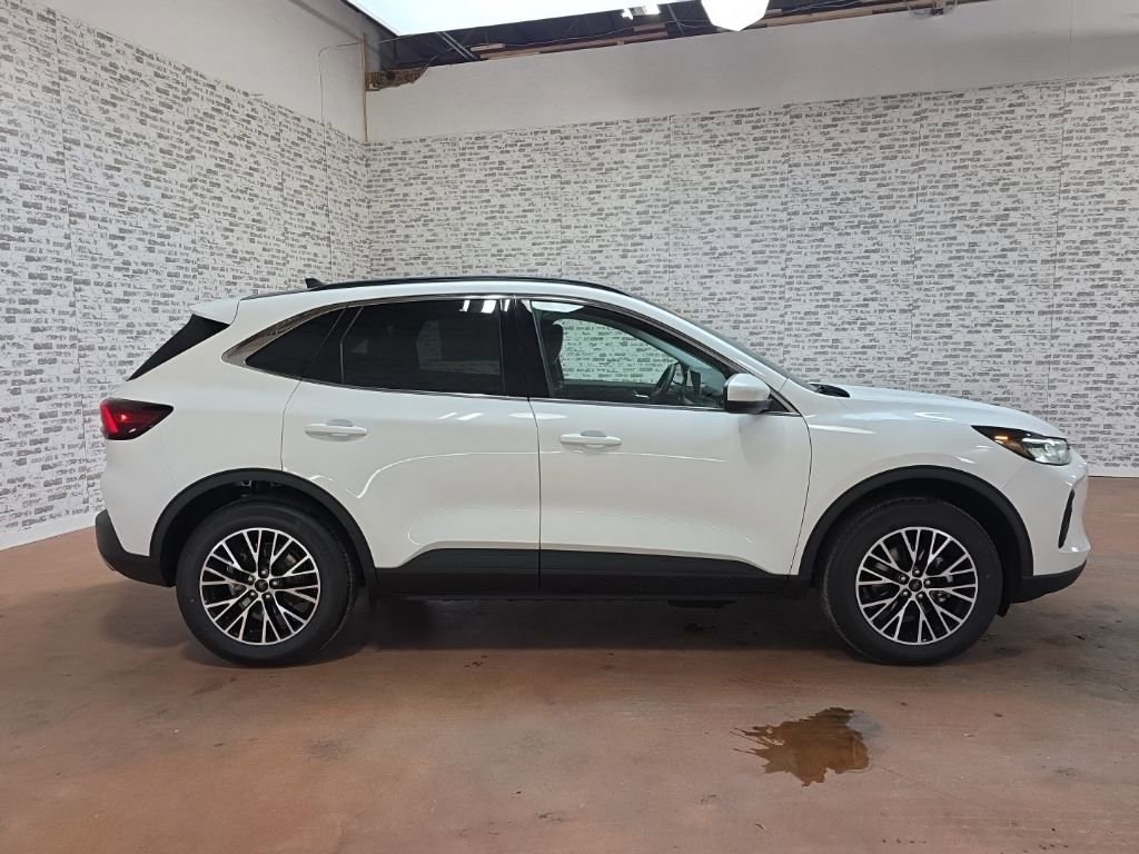 New 2026 Ford Escape SE w/ Class II Trailer Tow Package image 6