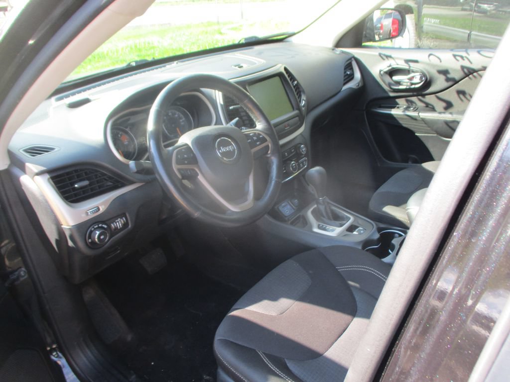Used 2016 Jeep Cherokee Latitude w/ Cold Weather Group FWD image 12