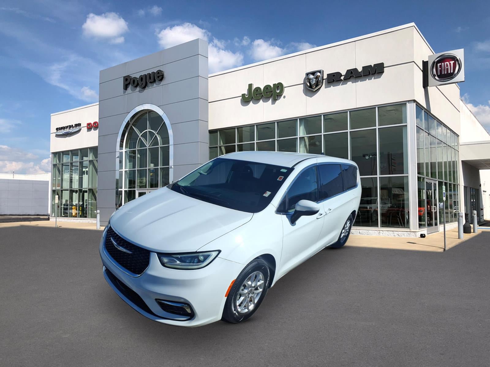 Used 2023 Chrysler Pacifica Touring-L FWD image 4