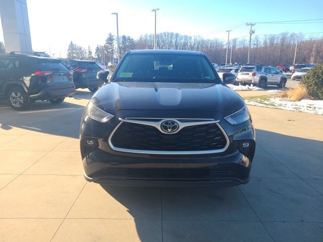 Used 2023 Toyota Highlander LE image 2