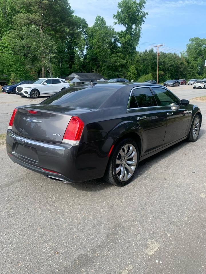 Used 2018 Chrysler 300 Limited RWD image 4