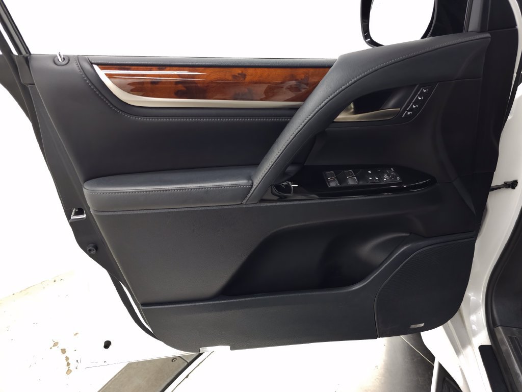 Used 2020 Lexus LX 570 4WD w/ Luxury Package image 14