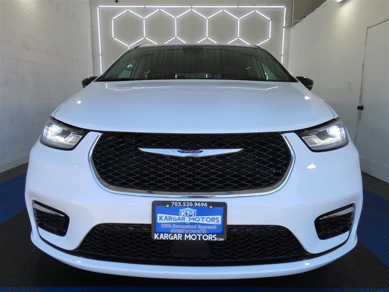 Used 2024 Chrysler Pacifica Touring-L FWD image 3
