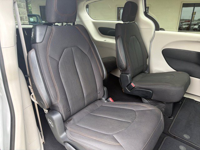Used 2017 Chrysler Pacifica Touring w/ Tire & Wheel Group FWD image 23