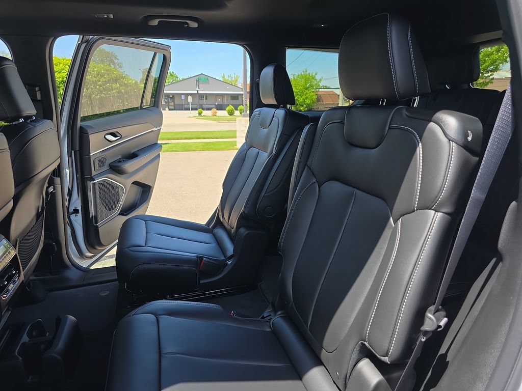 New 2026 Jeep Grand Cherokee L Limited w/ Limited Altitude Package AWD/4WD image 16