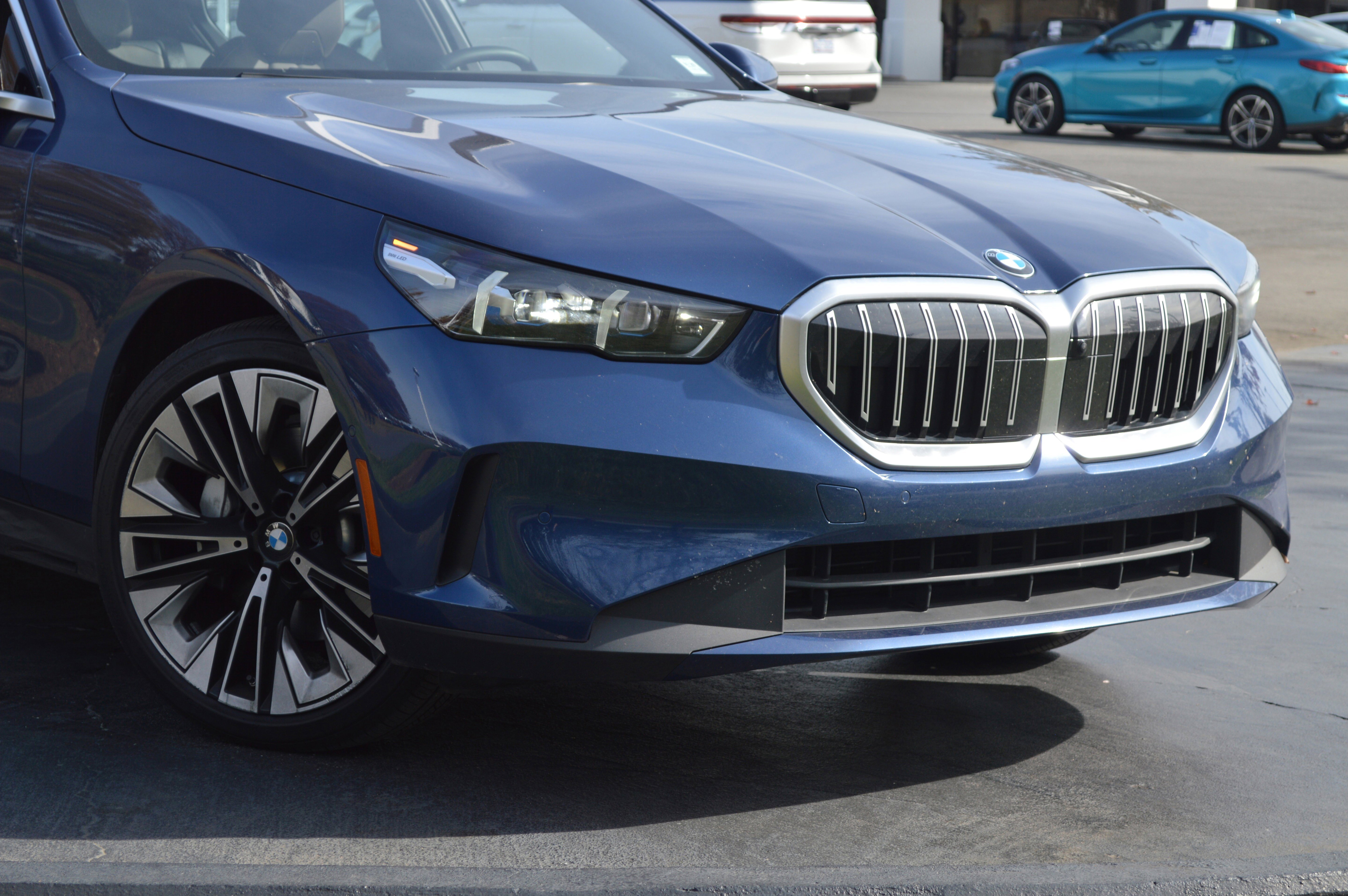 Used 2025 BMW 530i xDrive w/ Premium Package image 2