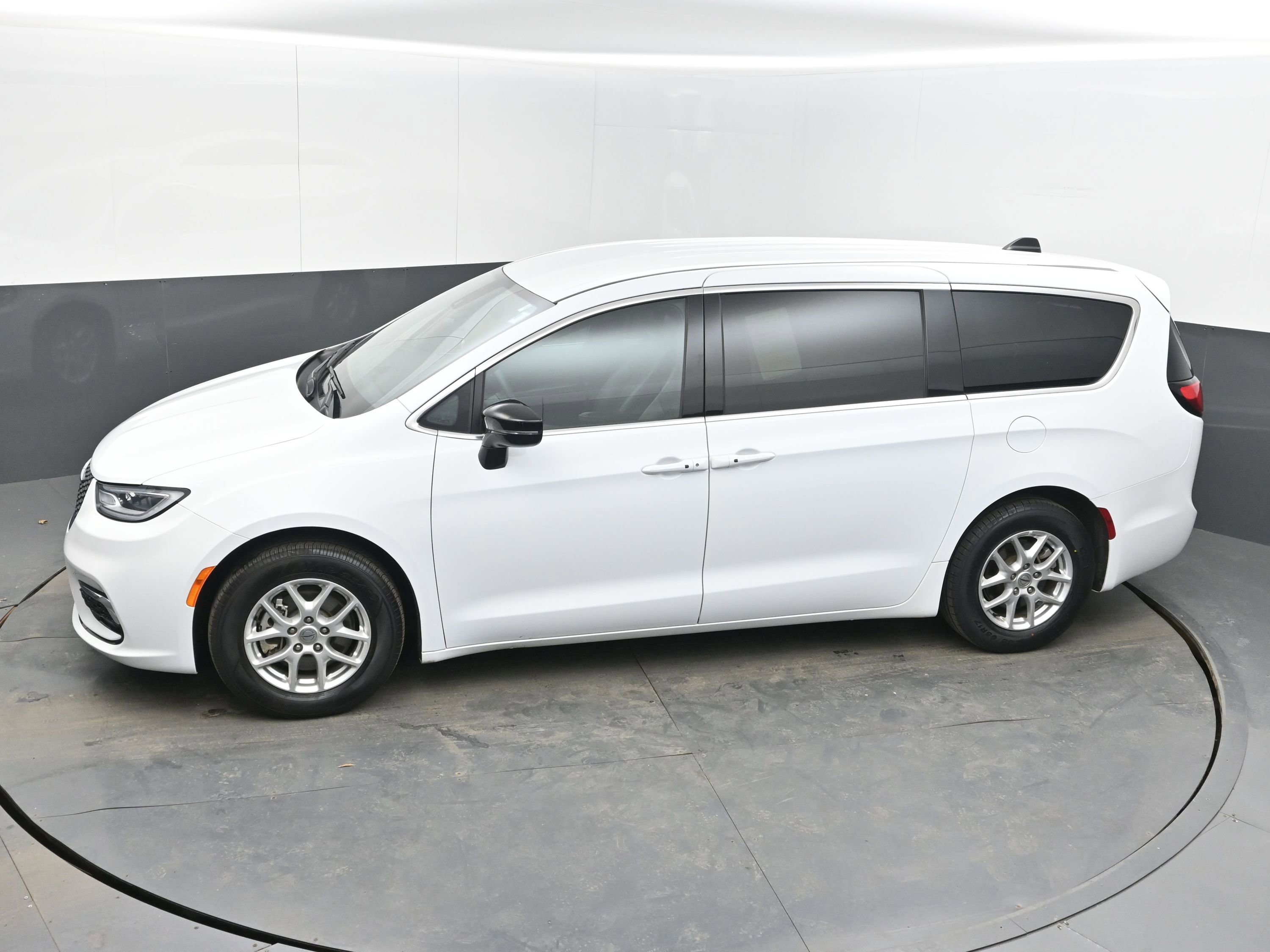 Used 2025 Chrysler Pacifica Select image 29