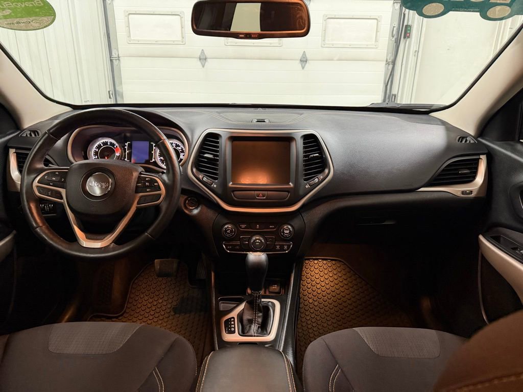 Used 2017 Jeep Cherokee Latitude w/ Cold Weather Group image 21