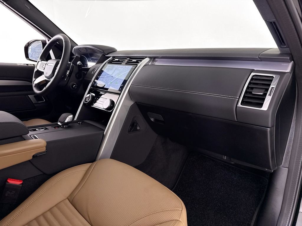 Used 2025 Land Rover Discovery Dynamic SE AWD/4WD image 13