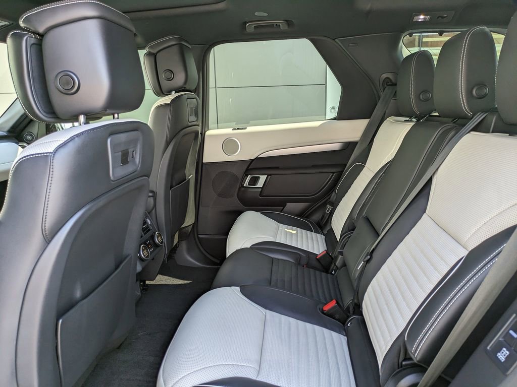 Used 2024 Land Rover Discovery Dynamic SE image 15