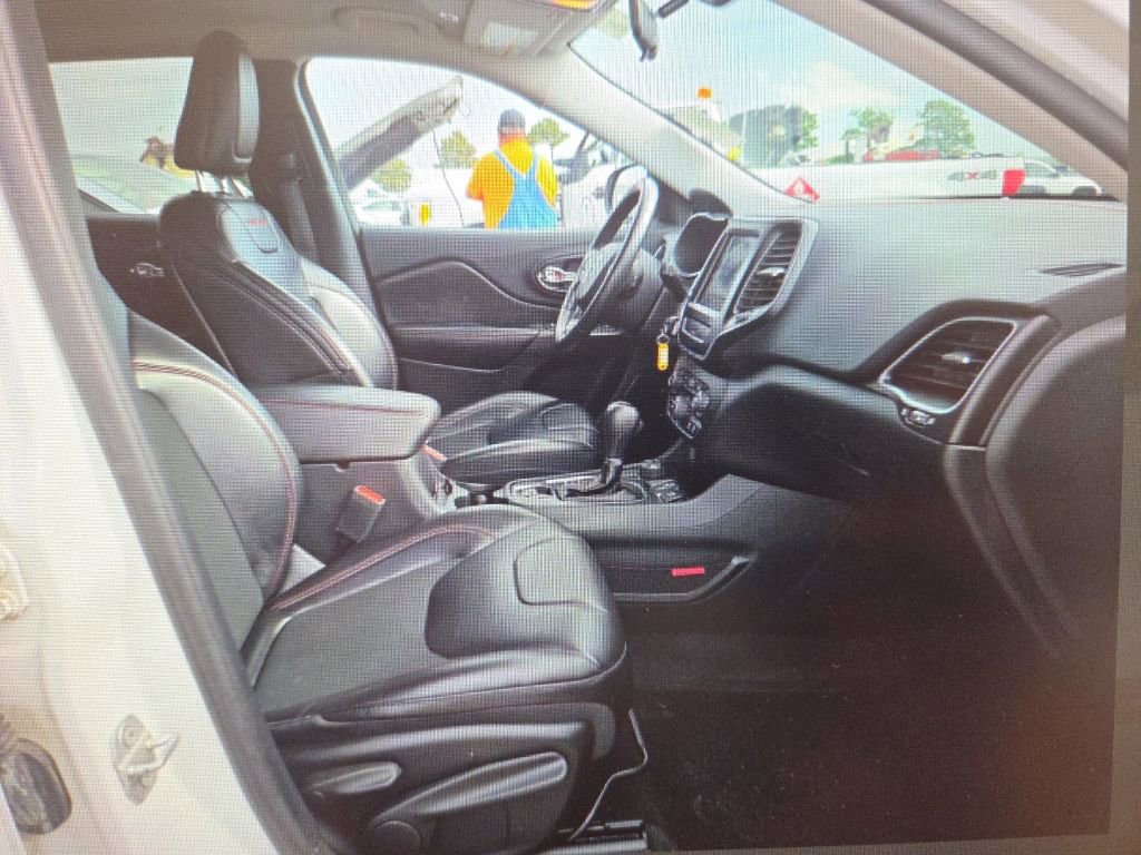 Used 2019 Jeep Cherokee Trailhawk w/ Cold Weather Group AWD/4WD image 8