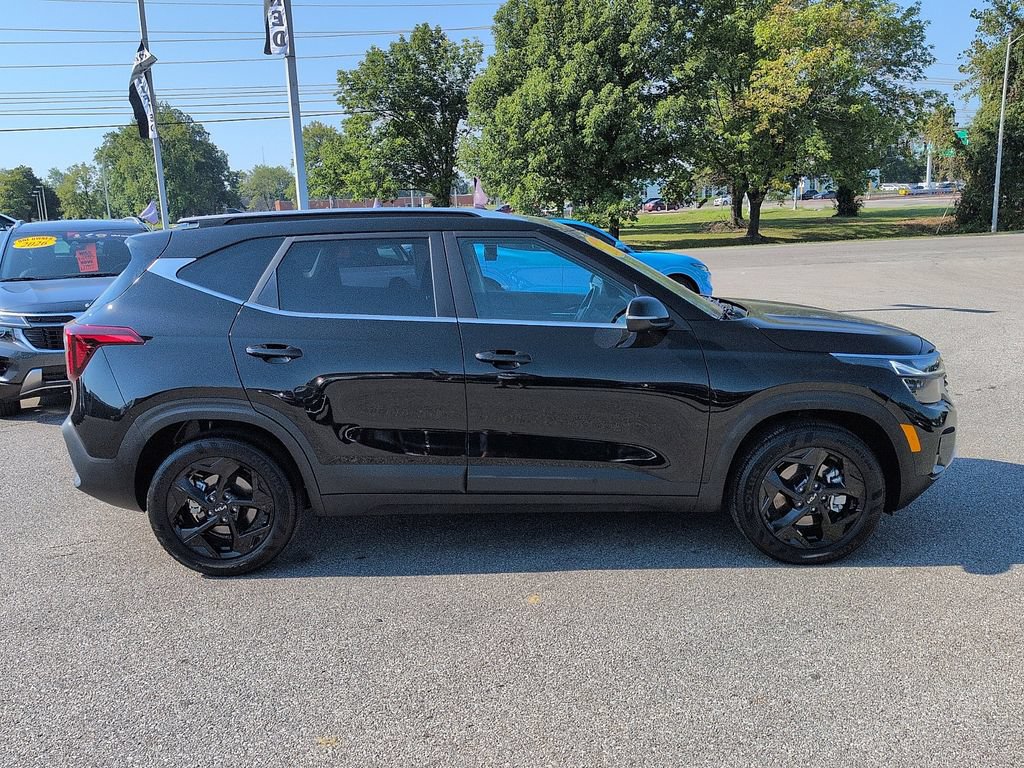 Used 2026 Kia Seltos EX w/ EX Sunroof Package AWD/4WD image 2