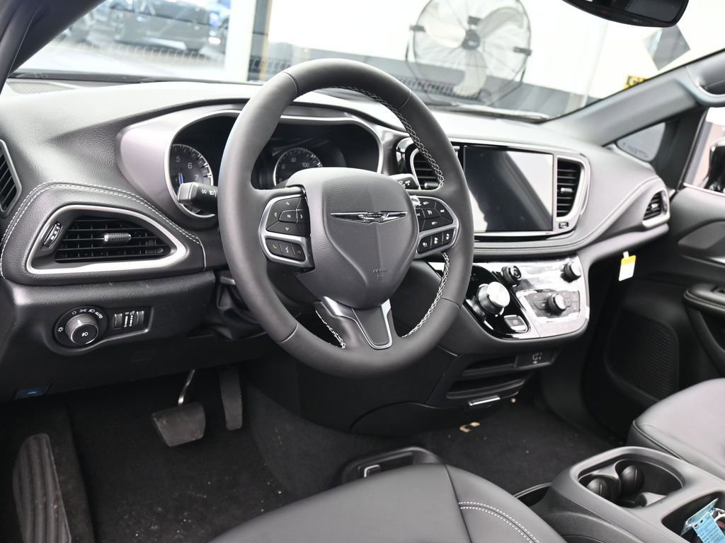 New 2026 Chrysler Pacifica Select image 13