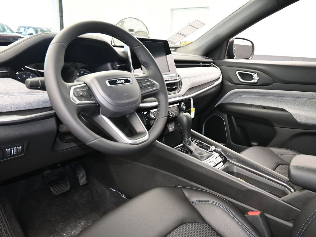 Used 2025 Jeep Compass Latitude image 12