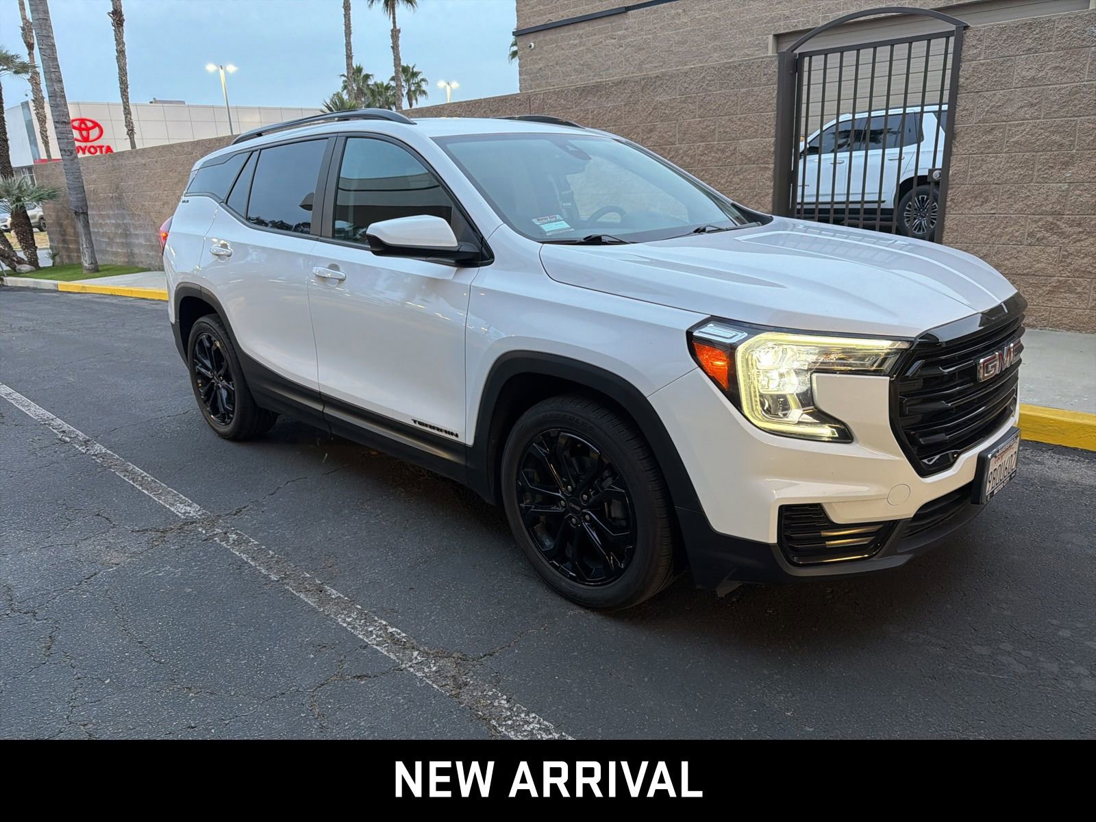 Certified 2022 GMC Terrain SLE w/ Driver Convenience Package image 3