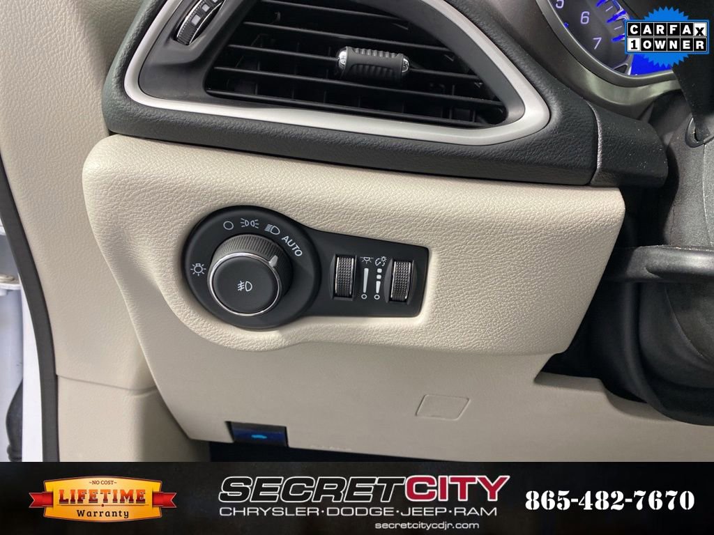 Used 2024 Chrysler Pacifica Touring-L image 13