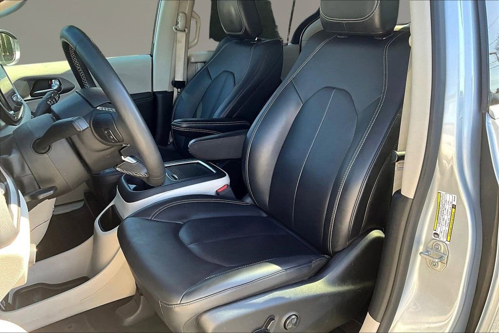 Used 2023 Chrysler Pacifica Touring-L image 21