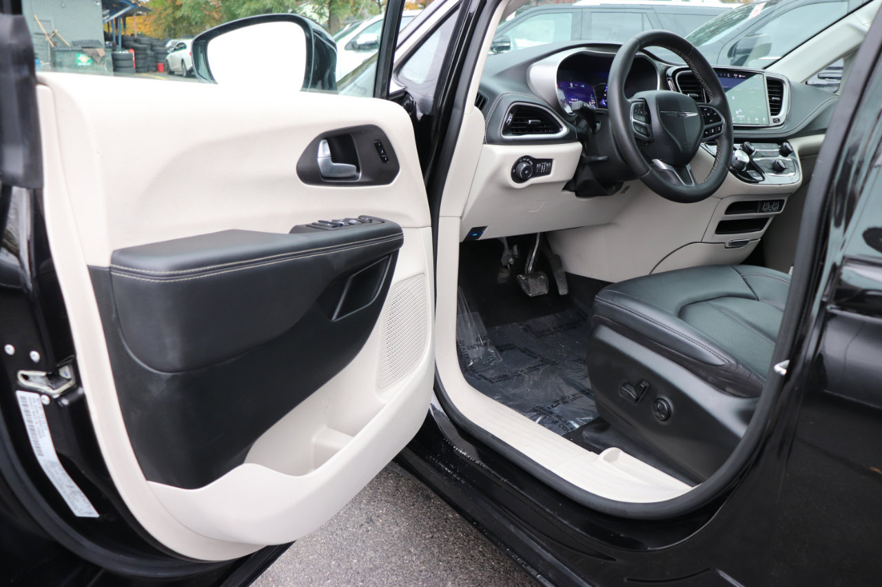 Used 2024 Chrysler Pacifica Limited image 10