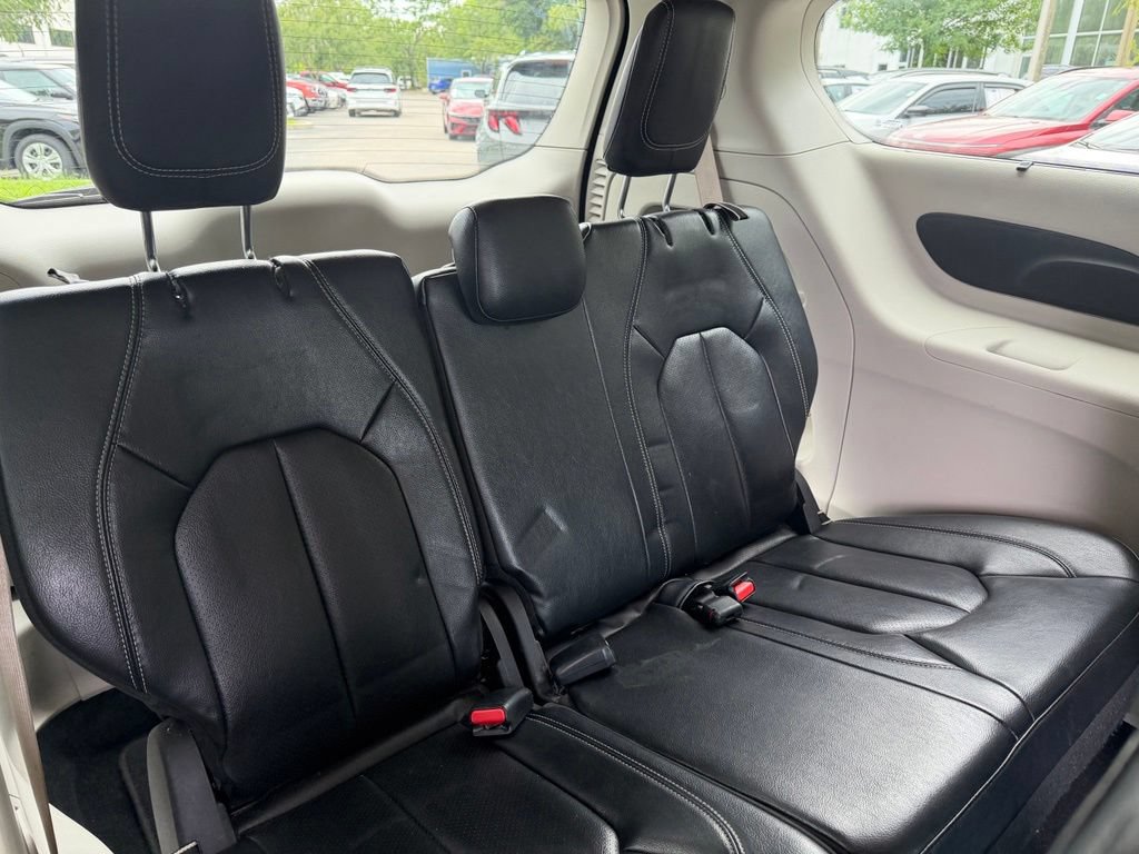 Used 2022 Chrysler Pacifica Touring-L FWD image 9