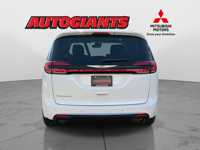 Used 2024 Chrysler Pacifica Touring-L image 3